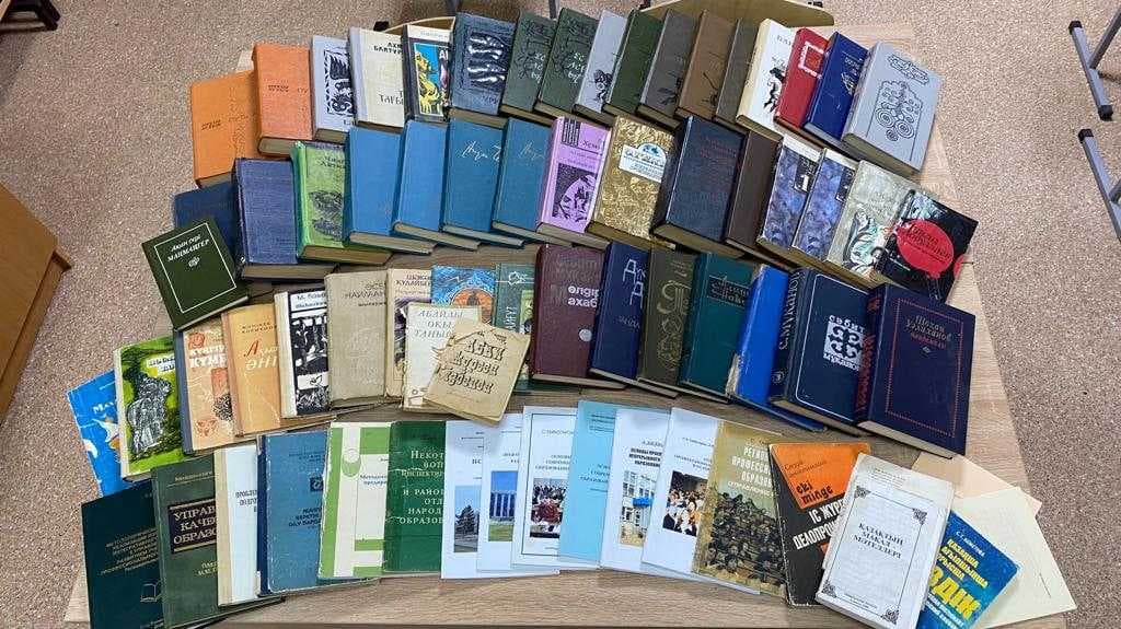 Преподаватель Педагогического института подарила в фонд  библиотеки университета около 70 книг из частной библиотеки — 2