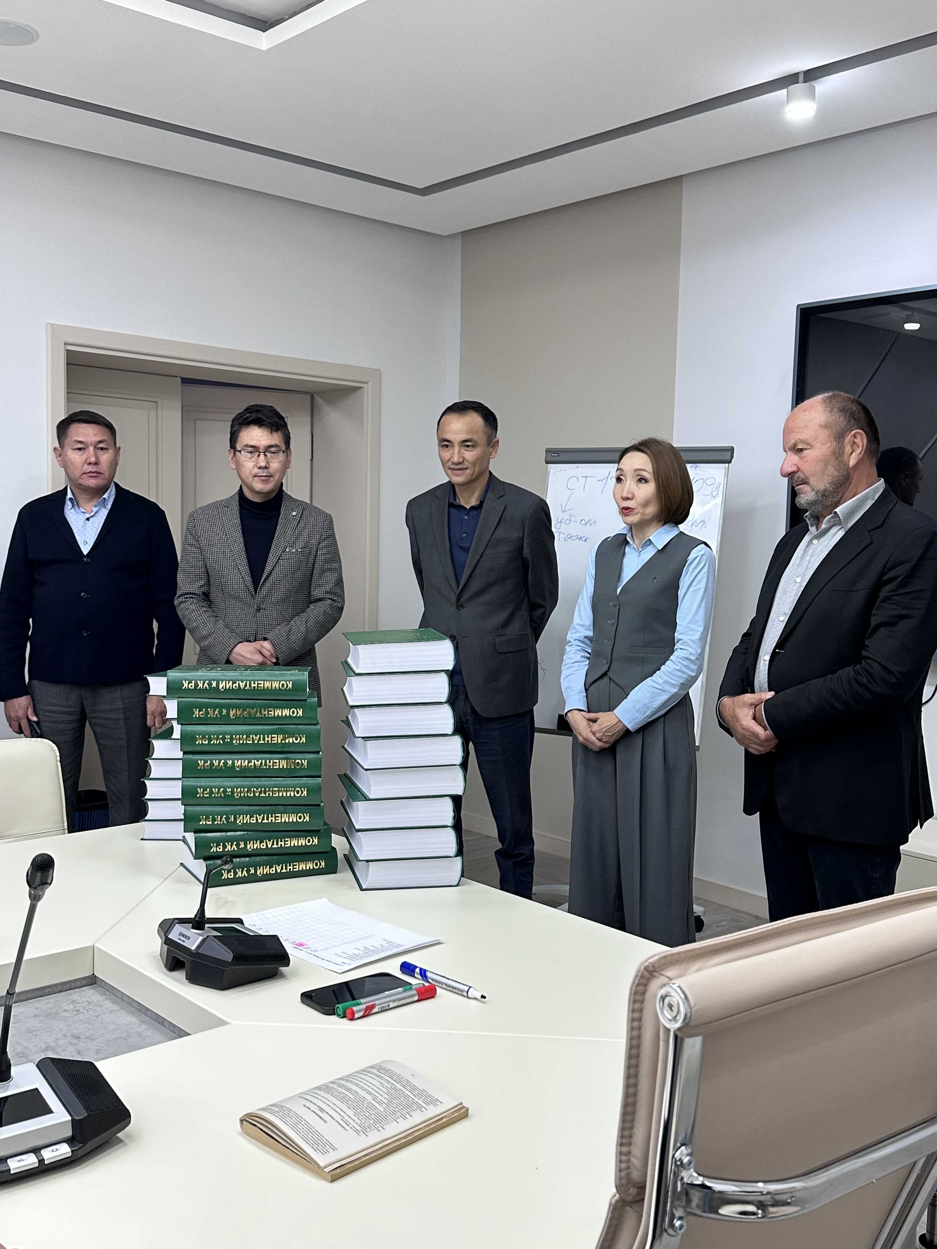 ИЗВЕСТНЫЙ УЧЕНЫЙ ДОКТОР ЮРИДИЧЕСКИХ НАУК, ПРОФЕССОР БОРЧАШВИЛИ ИСИДОР ШАМИЛОВИЧ ВРУЧИЛ СТУДЕНТАМ КОММЕНТАРИЙ К УГОЛОВНОМУ КОДЕКСУ РК — 1