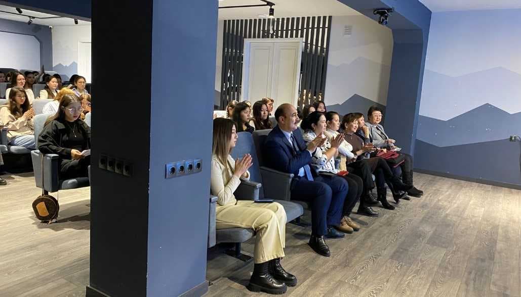 2 ноября 2023 года в Педагогическом институте Международного университета Астана в актовом зале состоялось первое заседание Литературной гостиной «Поэзия нас вдаль зовёт …», посвящённое 130-летию известного казахского поэта и писателя, публициста и общественного деятеля Султанмахмута Торайгырова — 4