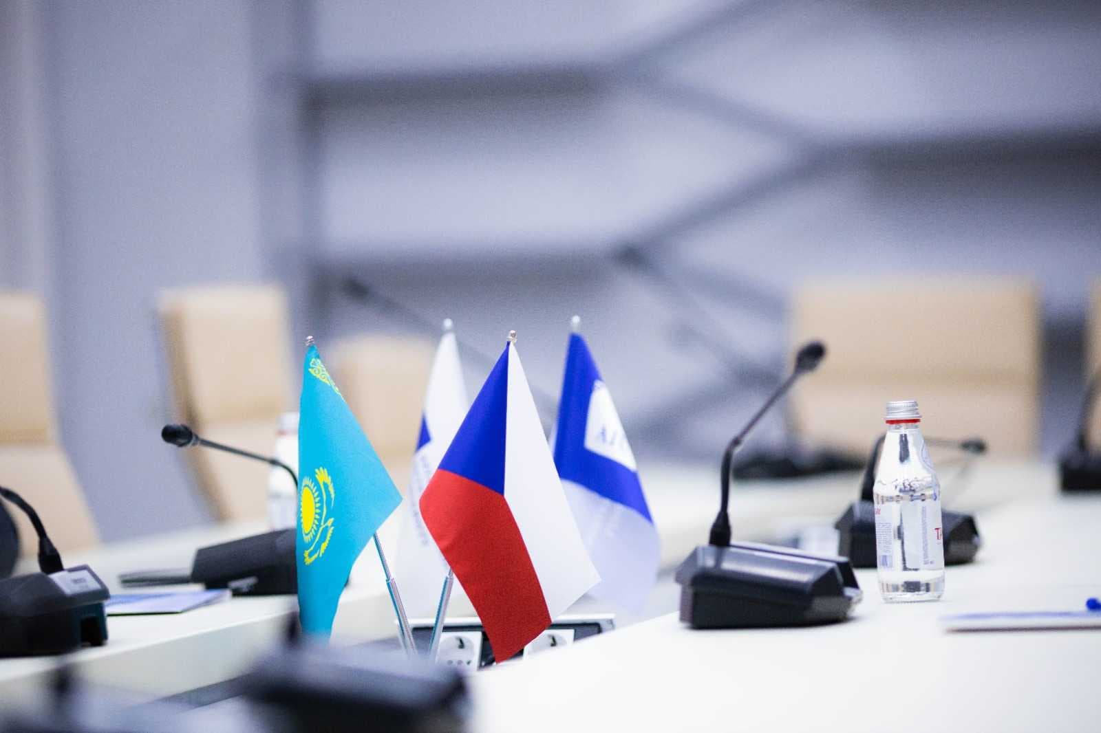 22 ноября, в стенах Международного университета Астана (AIU) состоялась встреча с недавно назначенным на должность Посла Чехии в Республике Казахстан, господином Паволом Шепеляком. От имени AIU гостя встретили президент – С. Ирсалиев, вице президент - К. Абдрахманов и директор департамента международного сотрудничества – Жмака С. — 1