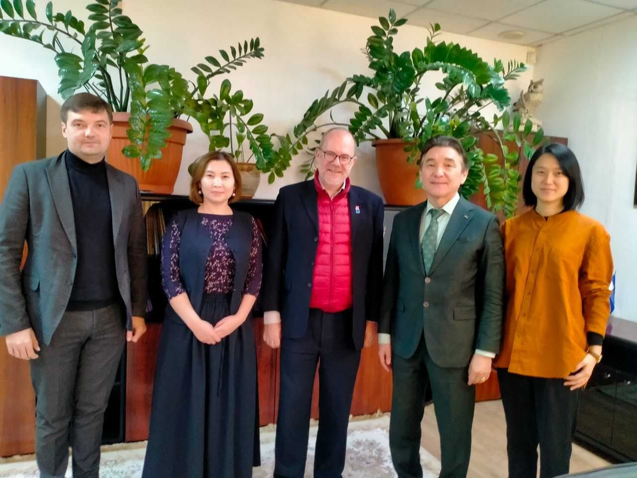 Магистрантам и докторантам Международного университета Астана читает лекции известный в мире ученый геолог-физик, профессор Саймон Редферн из Наньянгского технологического университета (NTU Singapore) — 1