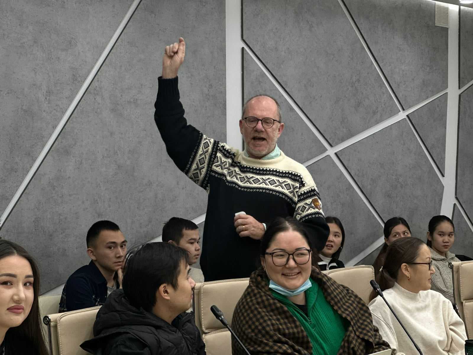 Профессор Наньянского технологического университета (Сингапур) Саймон Редферн провел мастер-класс и тренинг на тему «Writing and Publishing Academic Paper» для ППС, докторантов и магистрантов Международного университета Астана — 7