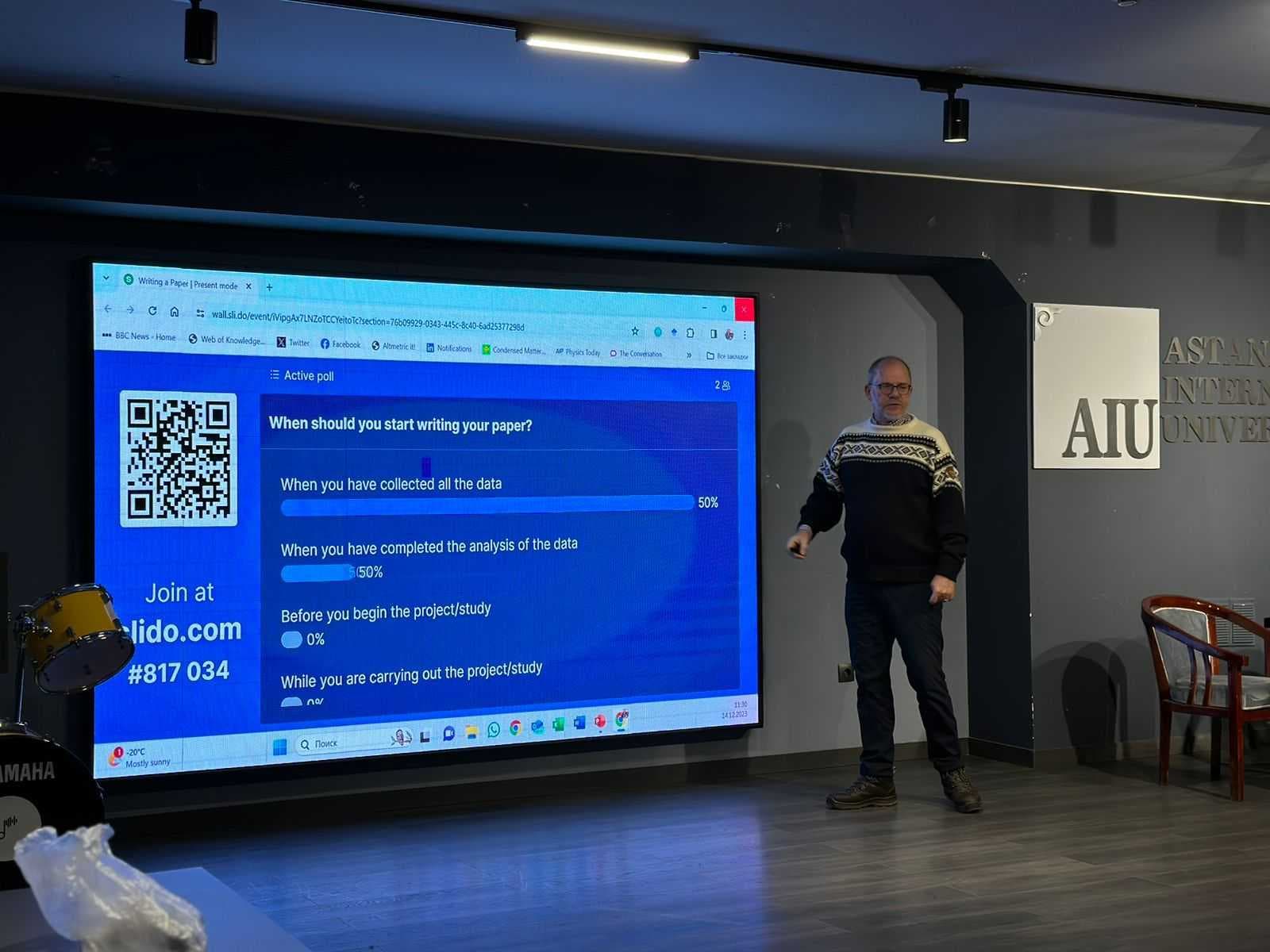 Профессор Наньянского технологического университета (Сингапур) Саймон Редферн провел мастер-класс и тренинг на тему «Writing and Publishing Academic Paper» для ППС, докторантов и магистрантов Международного университета Астана — 2