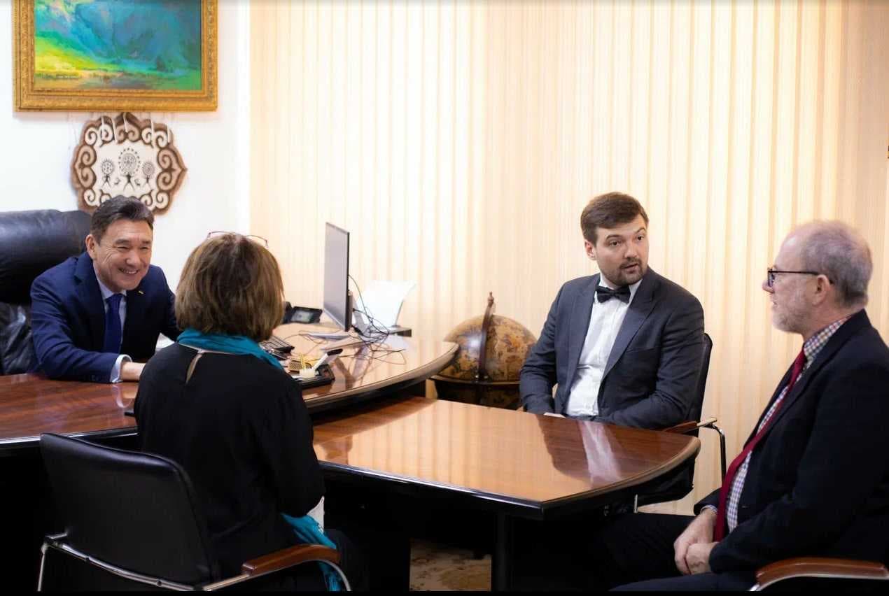 Завершился визит декана Колледжа науки Наньянского технологического университета профессора Саймона Редферна в Международный университет Астана по программе академической мобильности МНВО РК. За время своего визита профессор прочитал лекции обучающимся, провел мастер-класс и тренинг для молодых ученых и докторантов, провел научные семинары для ППС университета — 4