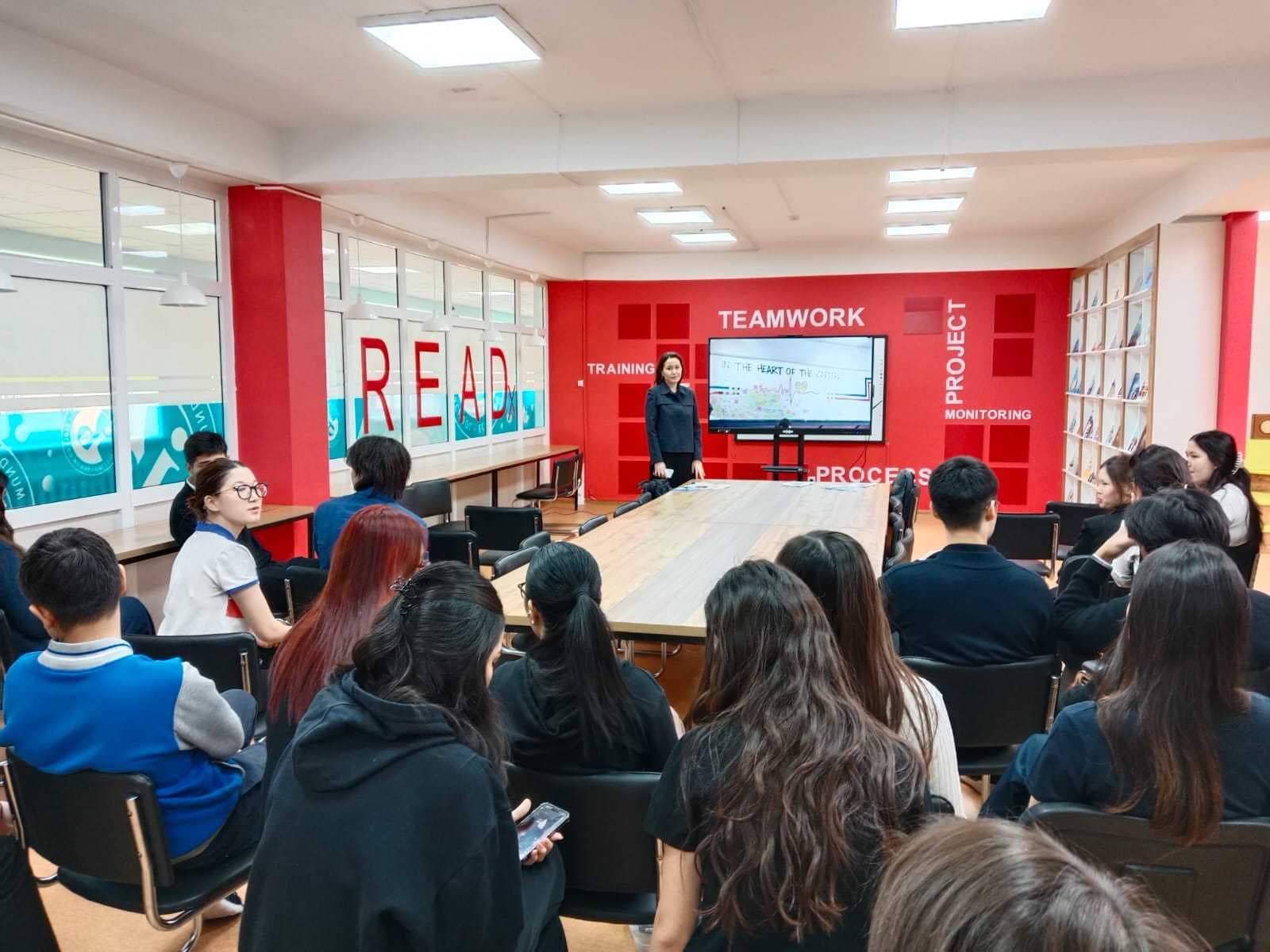 Преподаватели высшей школы естественных наук Astana International University провели профориентационную работу среди учеников 11 классов в нескольких школах города — 1