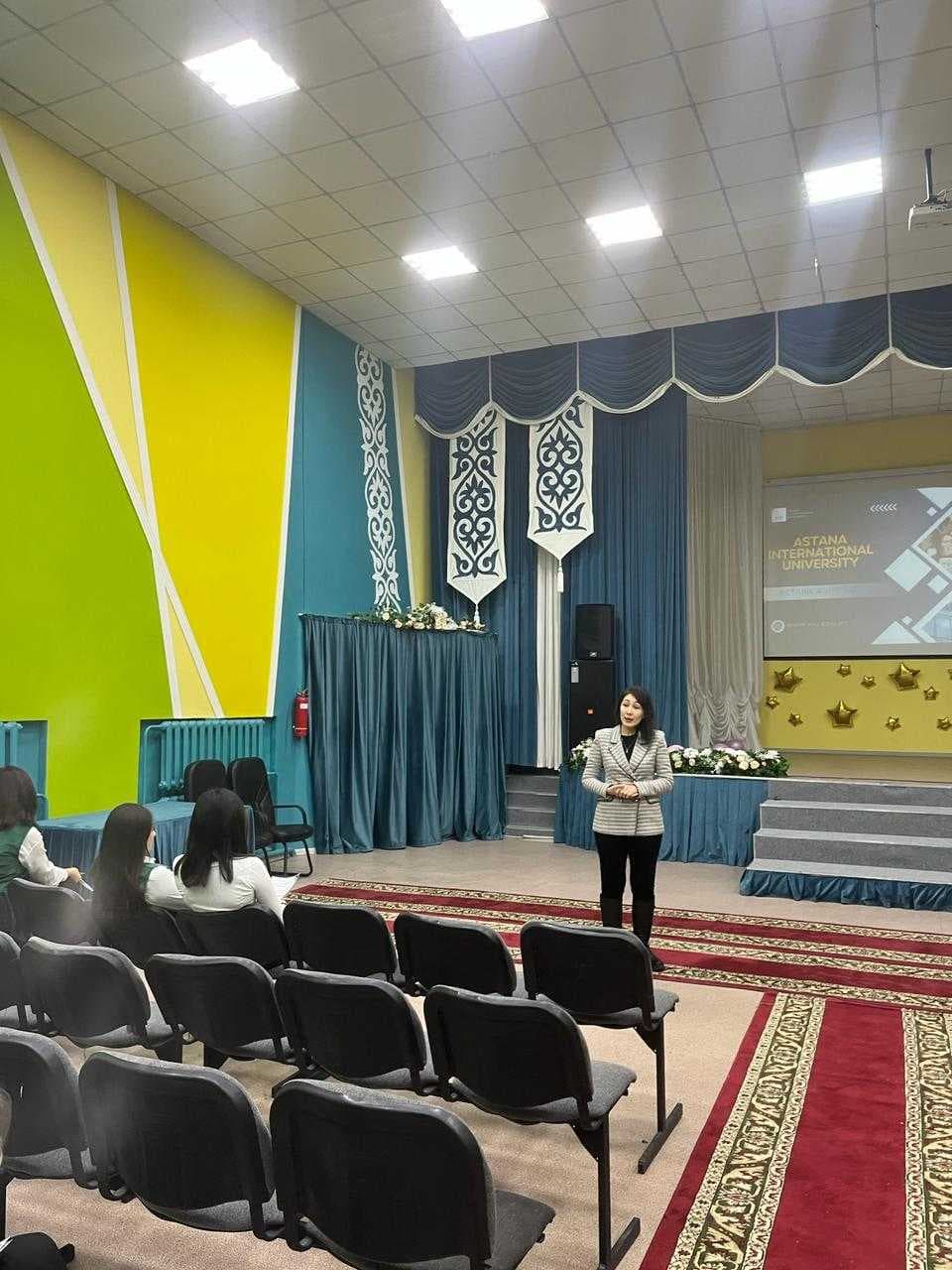 Преподаватели высшей школы естественных наук Astana International University провели профориентационную работу среди учеников 11 классов в нескольких школах города — 3