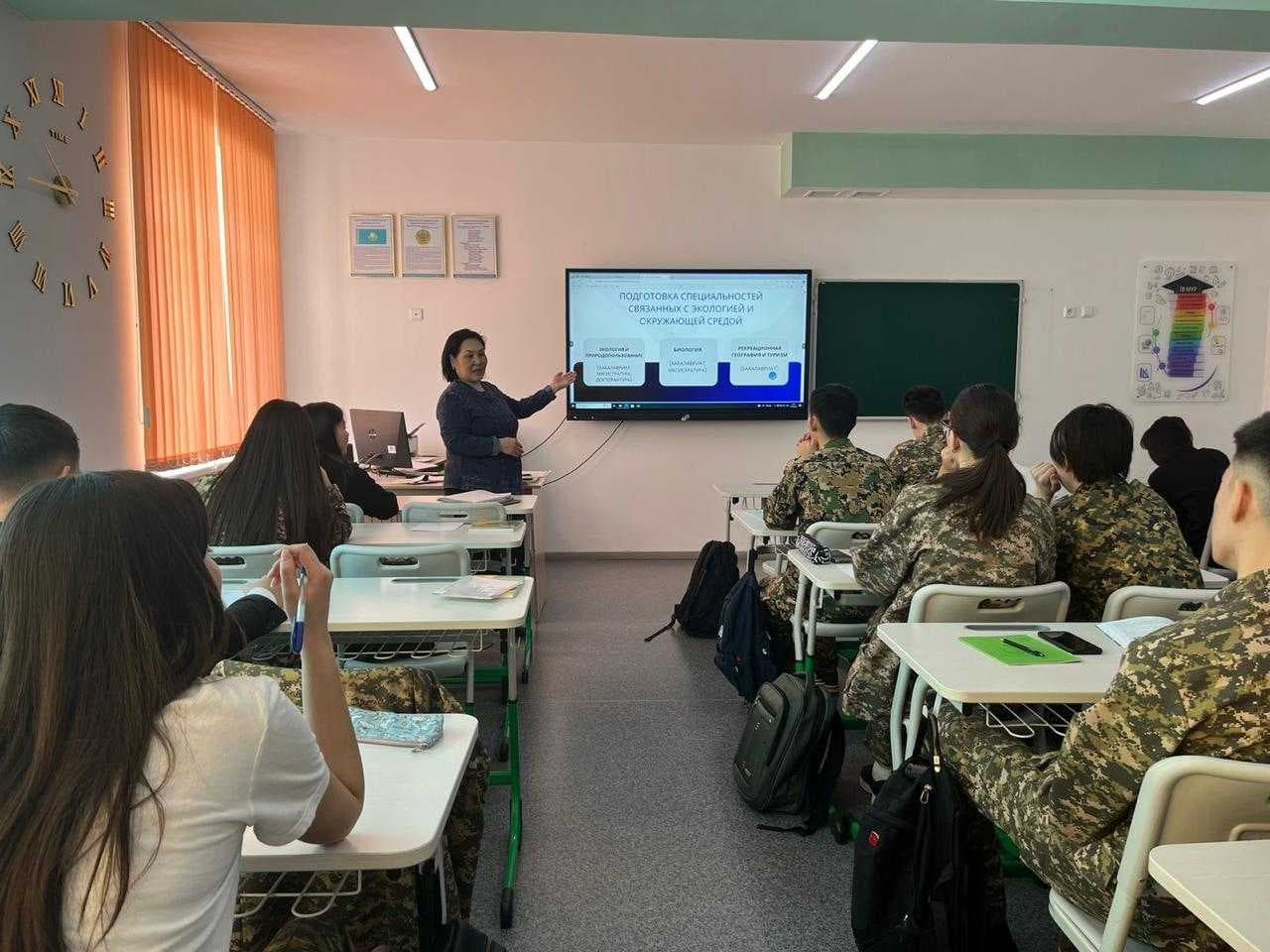 Преподаватели высшей школы естественных наук Astana International University провели профориентационную работу среди учеников 11 классов в нескольких школах города — 2