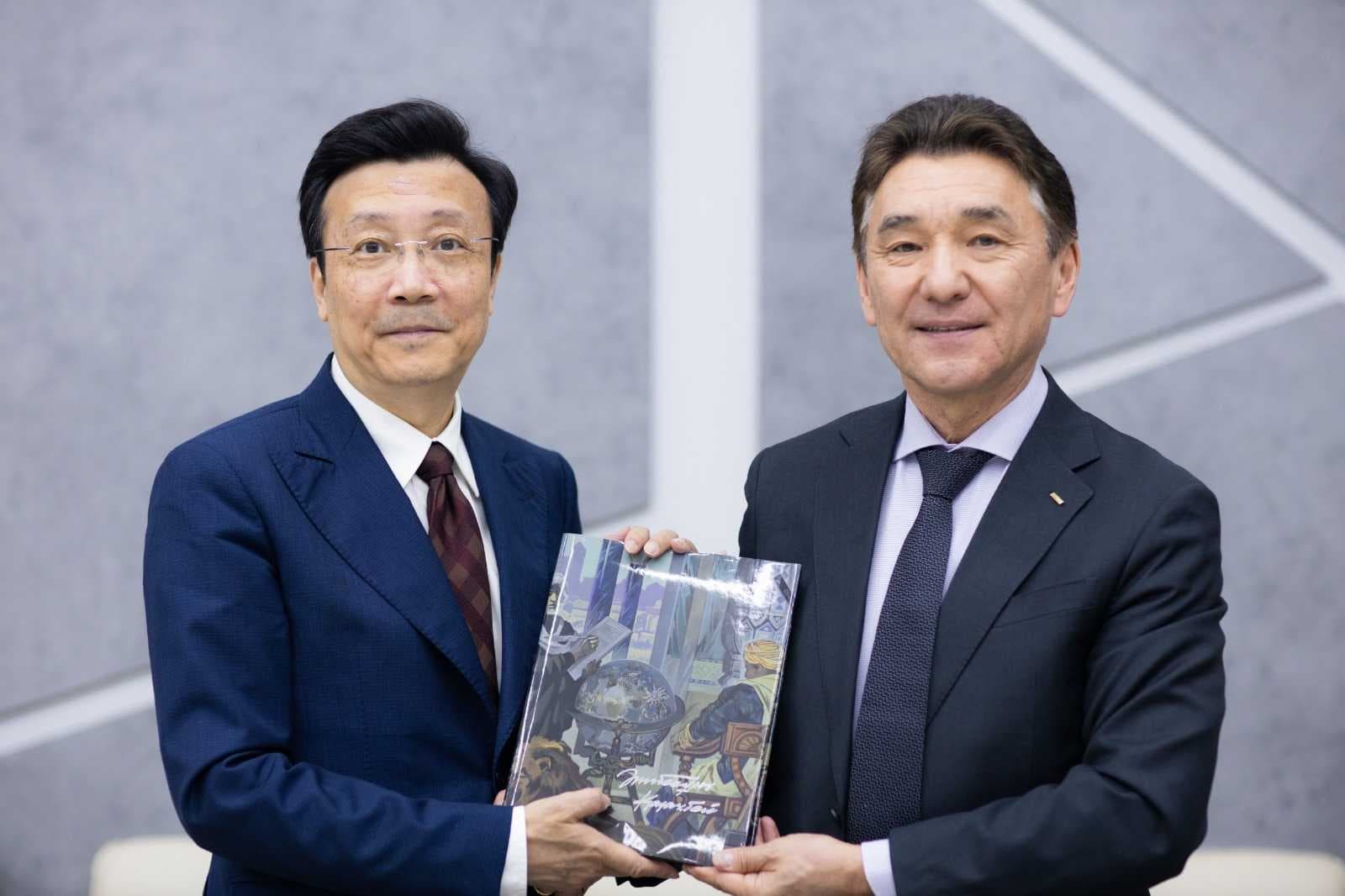 Посол КНР в РК посетил Astana International University — 2