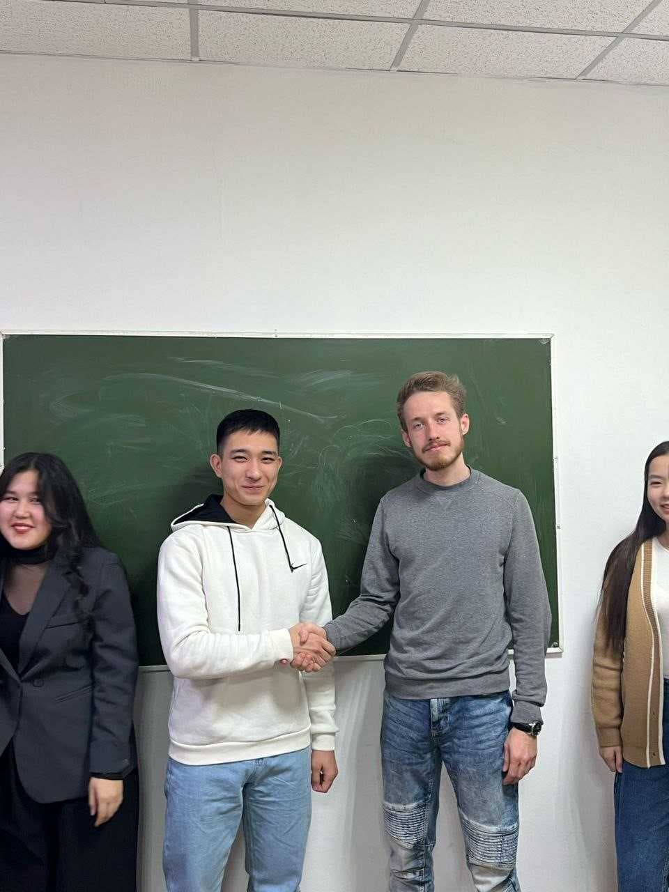 С марта месяца 2024 г. в Astana International University для прохождения научной стажировки приехал докторант Остравского университета (Чехия, г. Острава) Андрюс Толочка. Эндрюс провел серию лекций для студентов 1 курса, а также практические занятия по дисциплине Статистика для 2-3 курса. Участвовал в учебно-полевой практике для географов-первокурсников, которая в этом году проходила в Катон-Карагайском национальном парке ВКО. — 2
