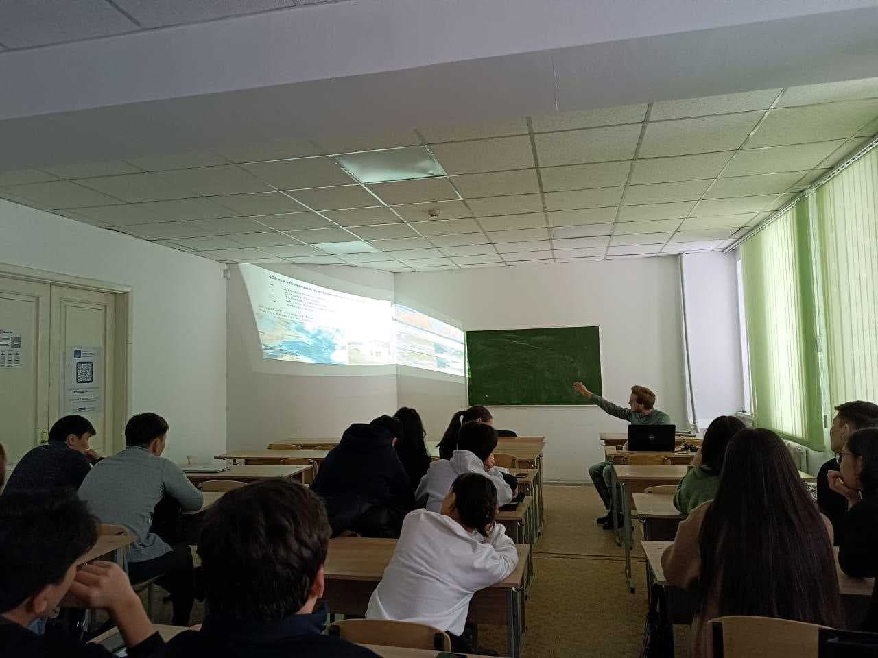 С марта месяца 2024 г. в Astana International University для прохождения научной стажировки приехал докторант Остравского университета (Чехия, г. Острава) Андрюс Толочка. Эндрюс провел серию лекций для студентов 1 курса, а также практические занятия по дисциплине Статистика для 2-3 курса. Участвовал в учебно-полевой практике для географов-первокурсников, которая в этом году проходила в Катон-Карагайском национальном парке ВКО. — 3