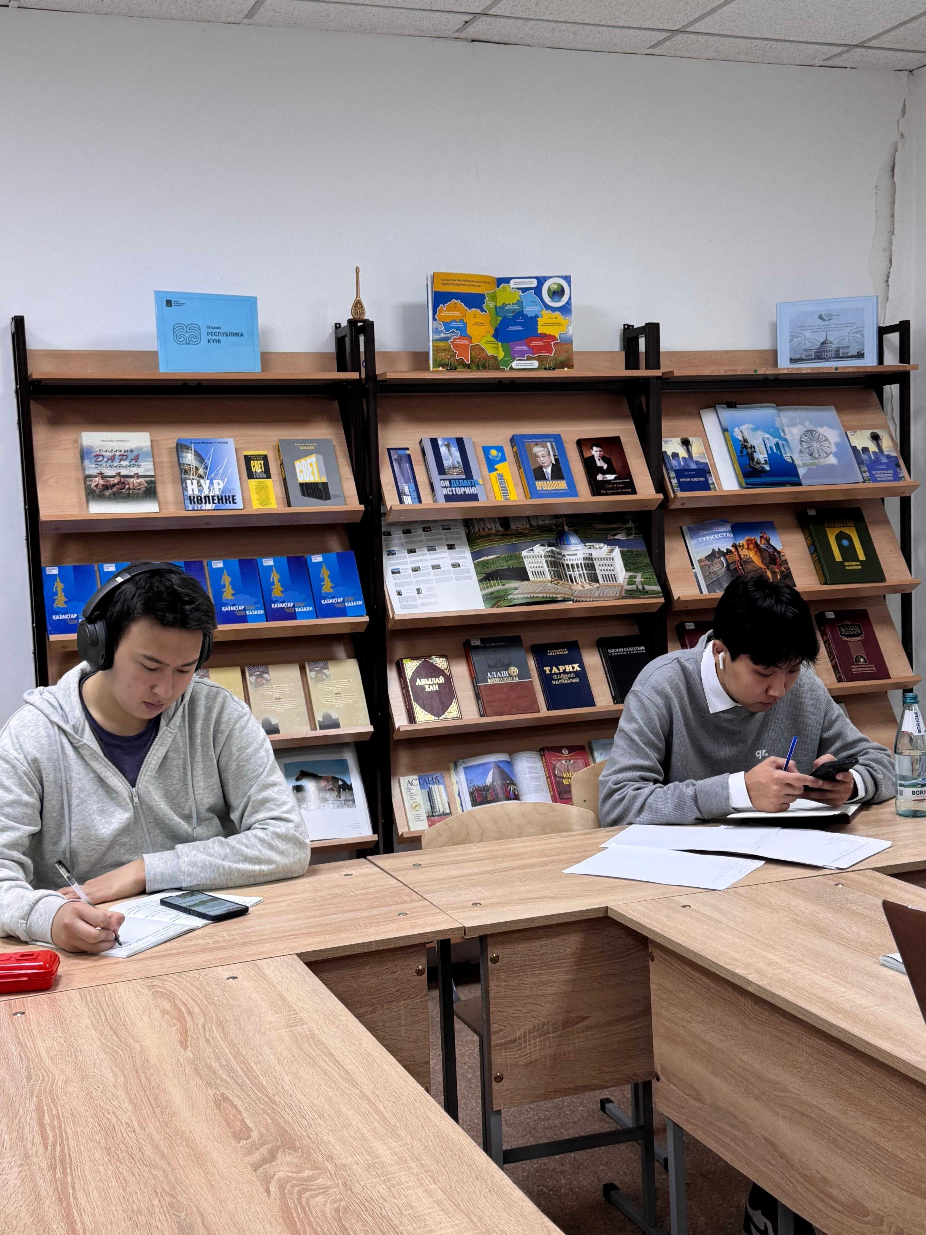 Выставка ко Дню Республики в Astana International University — 3