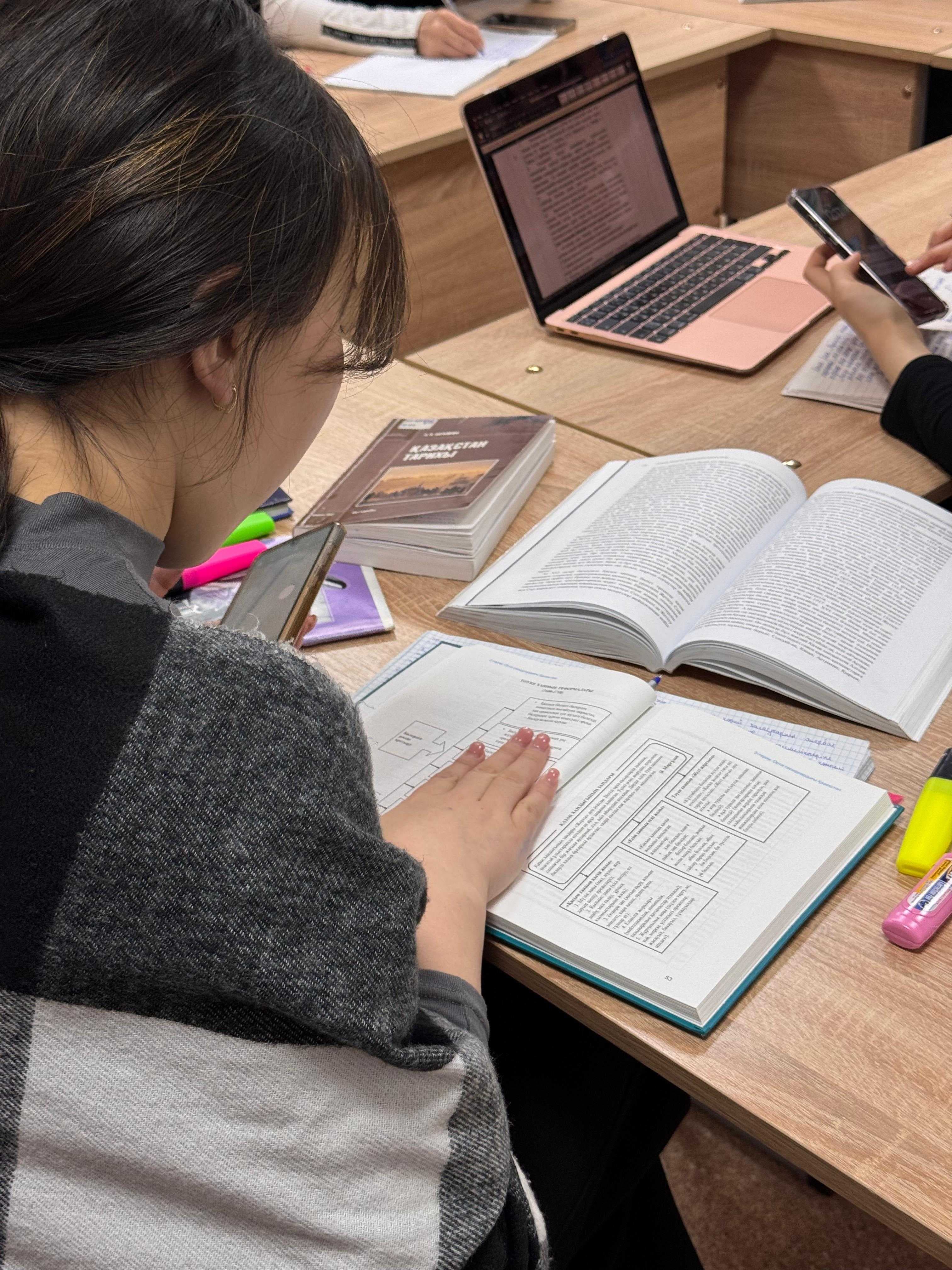Выставка ко Дню Республики в Astana International University — 4