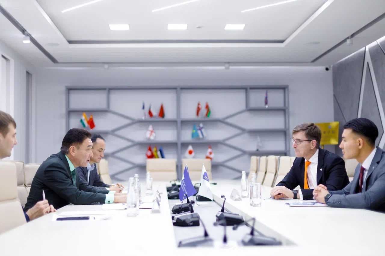 Посол Королевства Нидерландов в Казахстане Нико Схермерс посетил AIU и выступил с гостевой лекцией — 2