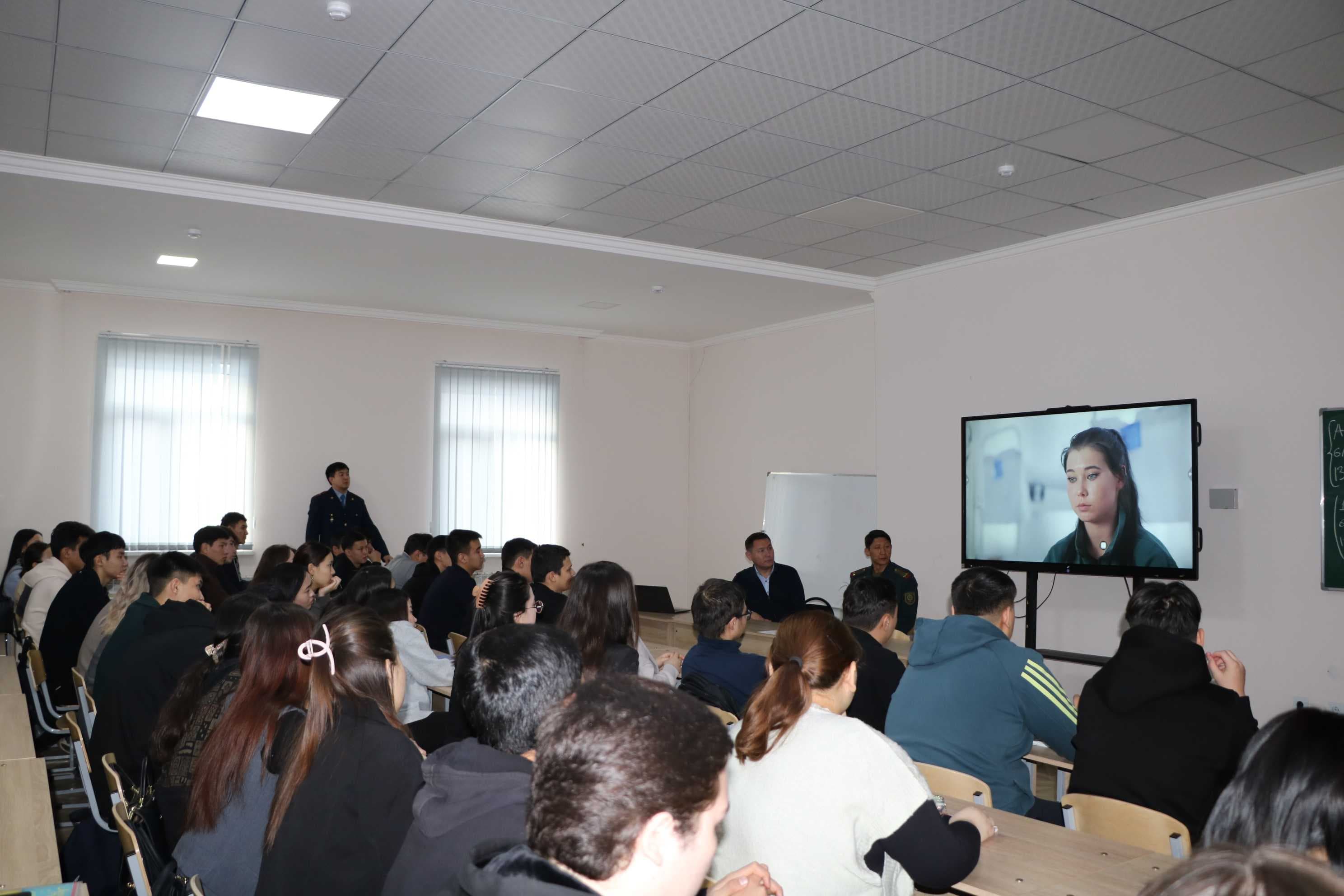 Правовая грамотность – шаг к успешному будущему: встреча в университете сотрудниками Академии правоохранительных органов при Генеральной прокуратуре Республики Казахстан — 4