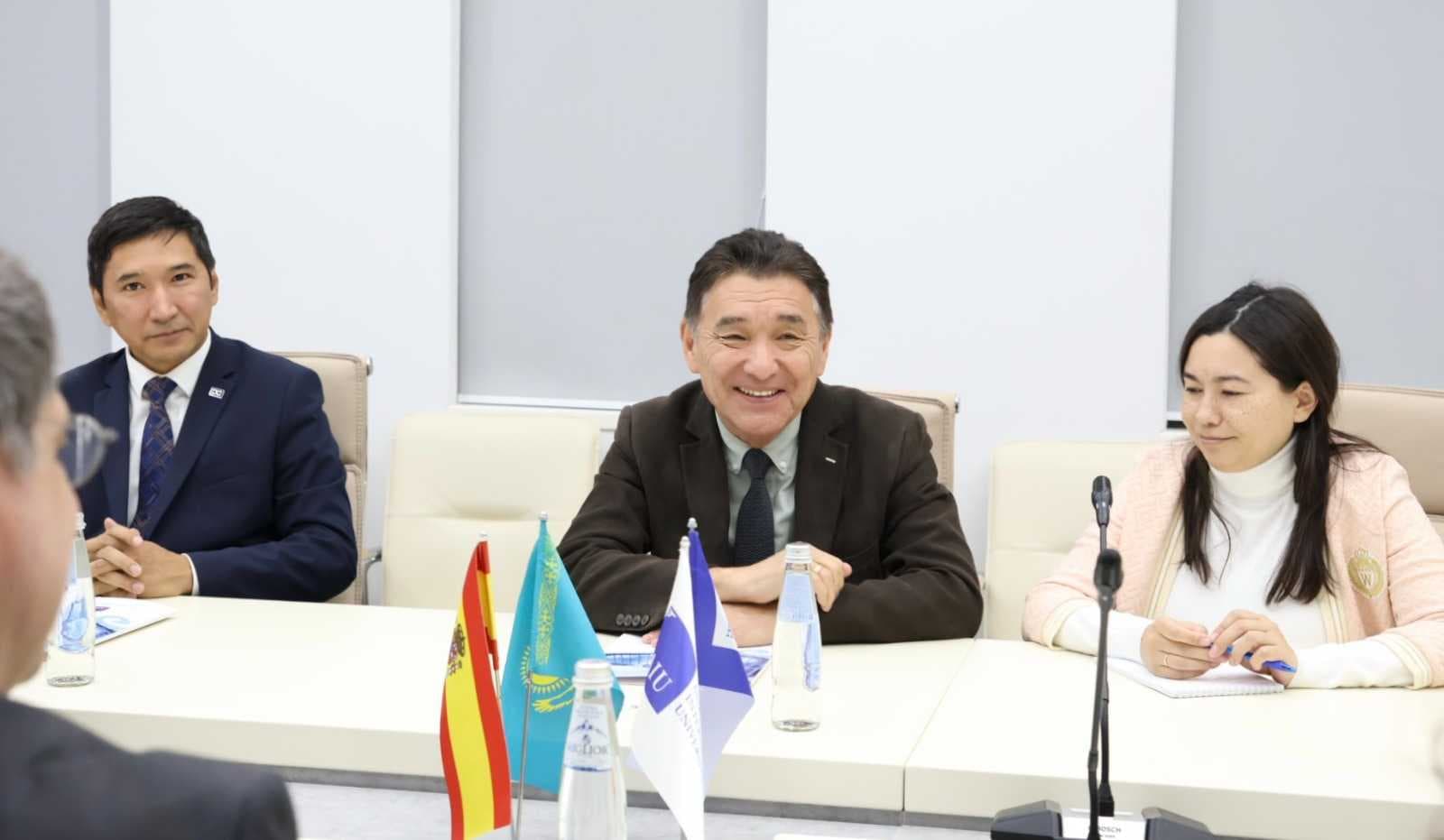 Посол Испании в Казахстане Луис Франсиско Мартинес посетил AIU — 3