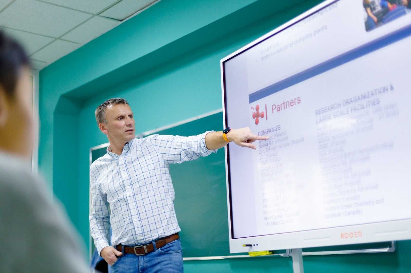 Представитель программы Erasmus Mundus посетил AIU — 1