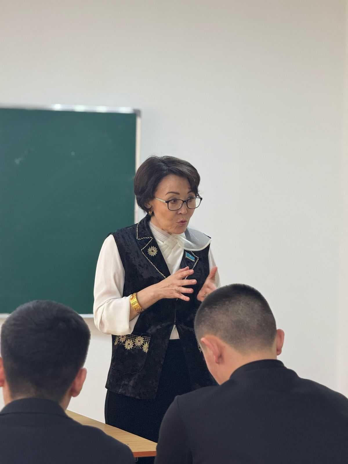В AIU прошла открытая лекция о парламентском праве и деятельности Парламента РК — 6