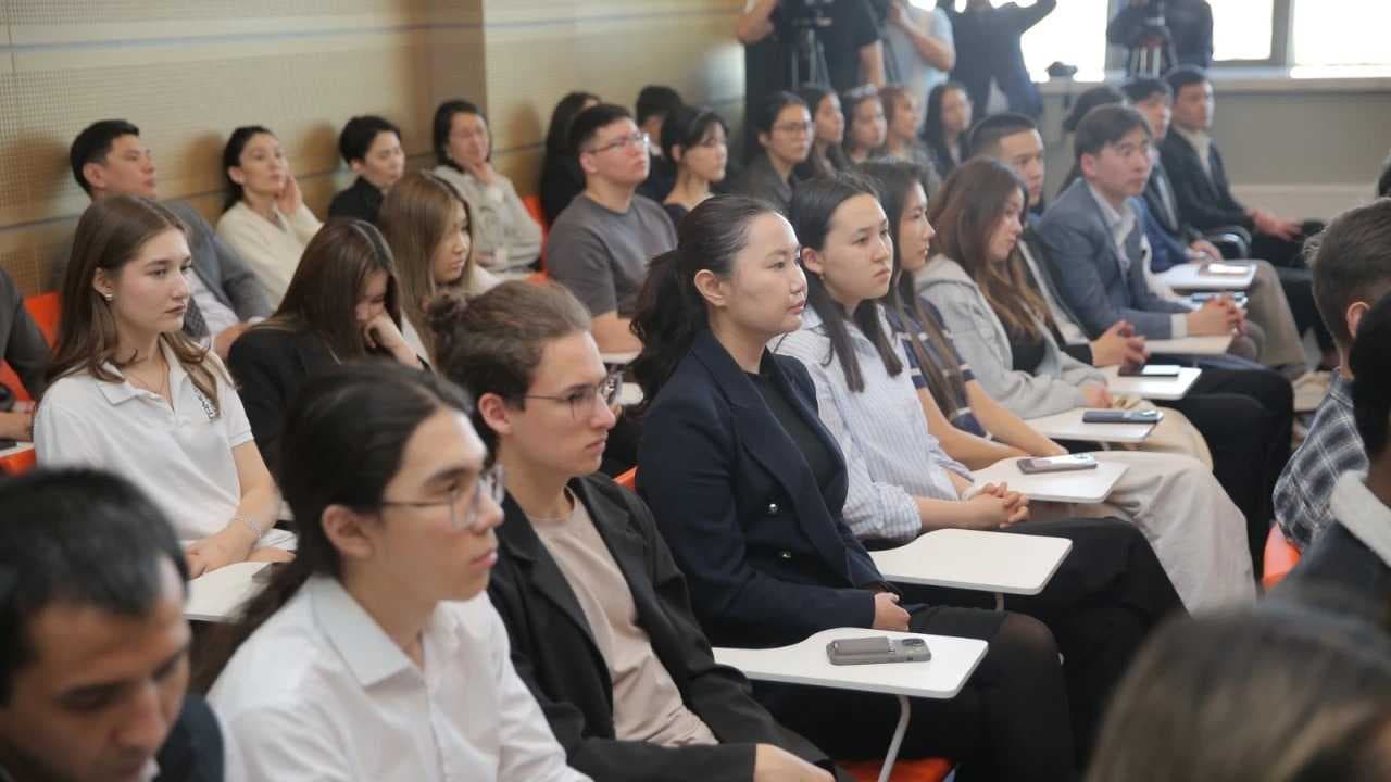 Студенты AIU приняли участие во встрече с космонавтом Айдыном Айымбетовым — 4
