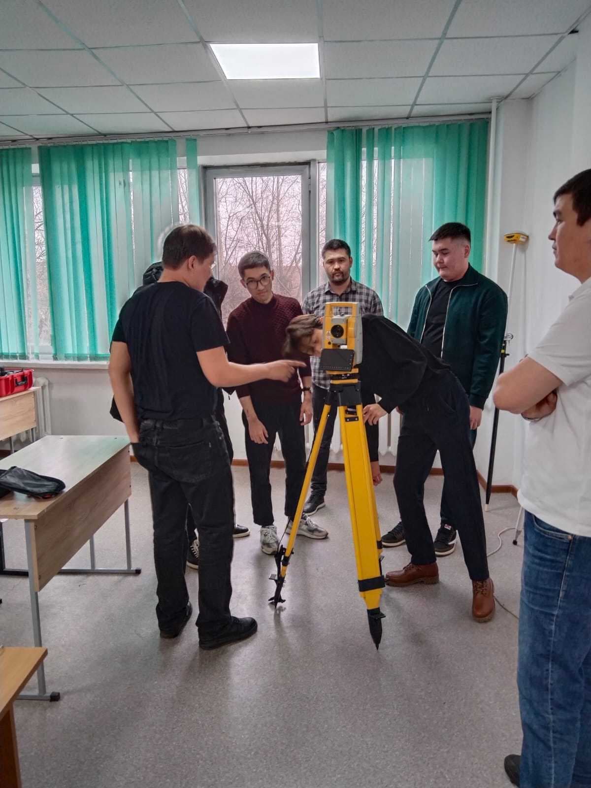 Профессиональная встреча с GeoStock: Практика с тахеометром и GPS-приемником — 1